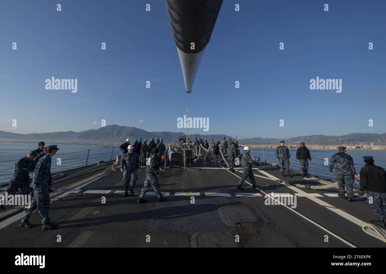 Les marins de l'USS Mason se préparent à entrer dans le port de Palerme, Italie 140401 Banque D'Images