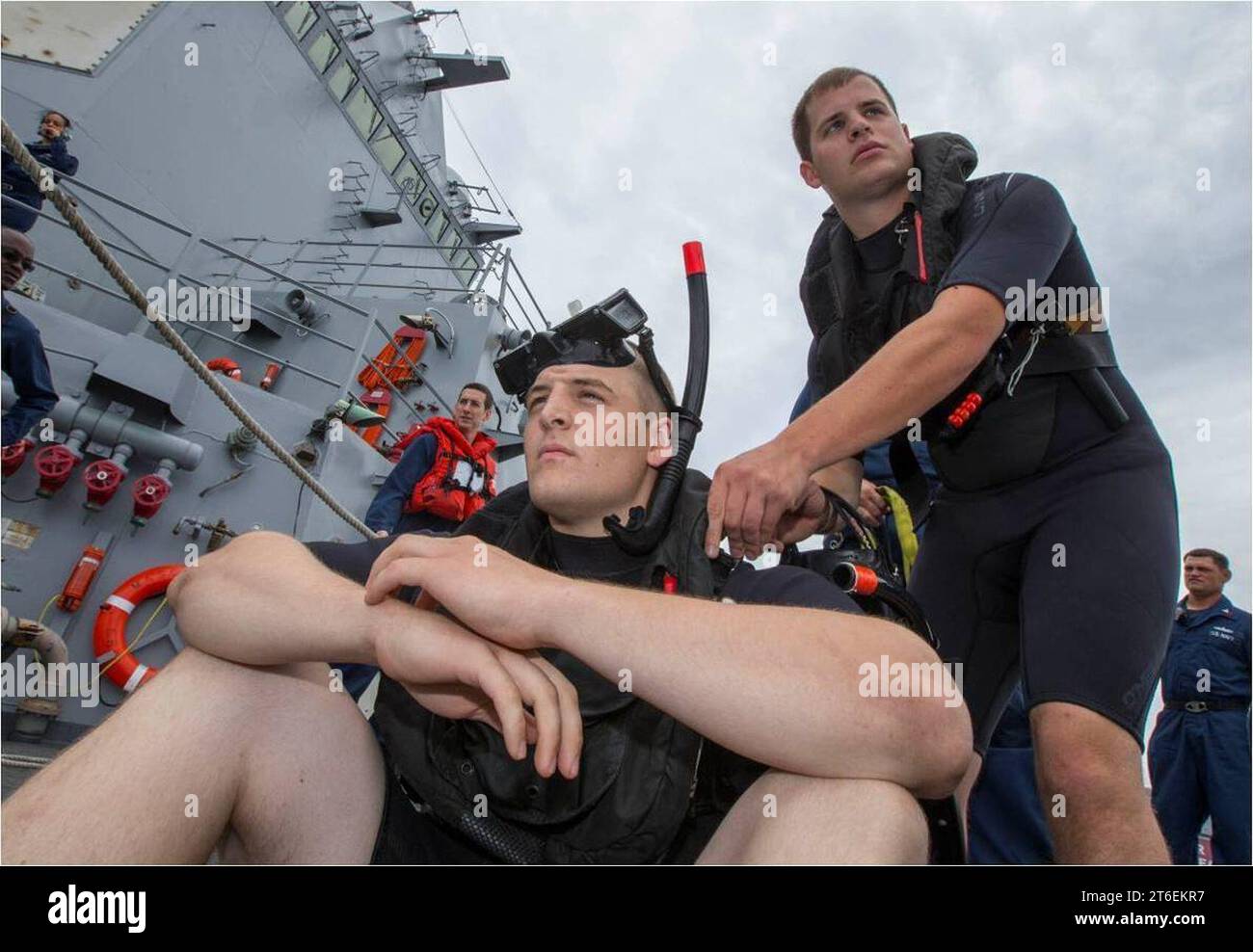 Les marins de l'USS Mason s'entraînent pendant l'exercice homme à la mer 130723 Banque D'Images