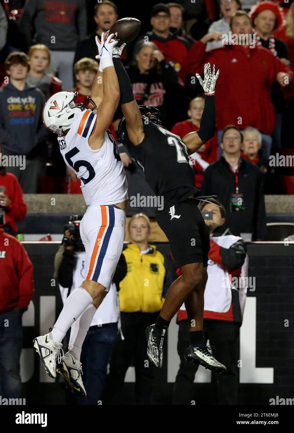 Louisville, États-Unis. 09 novembre 2023. Devin Neal (27 ans) de l'Université de Louisville rompt le passé avec Grant Misch (85 ans) de Virginia cavaliers lors de la seconde moitié du match au L&N Stadium le jeudi 8 novembre 2023 à Louisville, Kentucky. Photo de John Sommers II/UPI crédit : UPI/Alamy Live News Banque D'Images