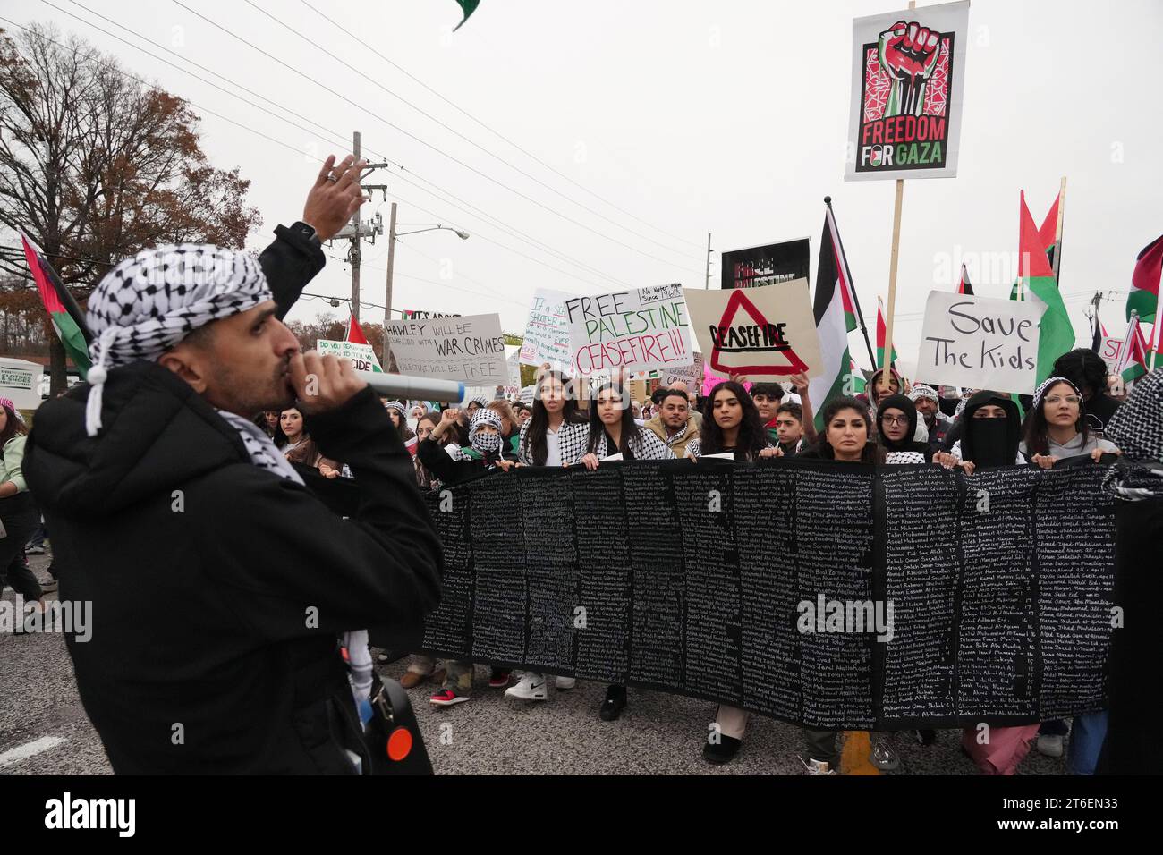 Manchester, États-Unis. 13 novembre 2023. Les manifestants pro-palestiniens commencent leur marche en prenant part à une Journée mondiale d’action à Manchester, Missouri, le jeudi 9 novembre 2023. La manifestation appelait à un cessez-le-feu à Gaza un mois après que le Hamas ait attaqué Israël. Photo de Bill Greenblatt/UPI crédit : UPI/Alamy Live News Banque D'Images