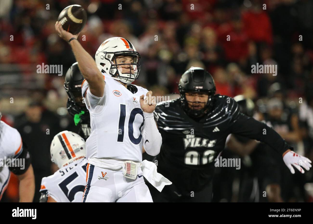 Louisville, États-Unis. 09 novembre 2023. Anthony Colandrea (10), quarterback des cavaliers de Virginie, lance sous la pression de la défense de l’Université de Louisville lors de la première moitié du match au L&N Stadium le jeudi 8 novembre 2023 à Louisville, Kentucky. Photo de John Sommers II/UPI crédit : UPI/Alamy Live News Banque D'Images