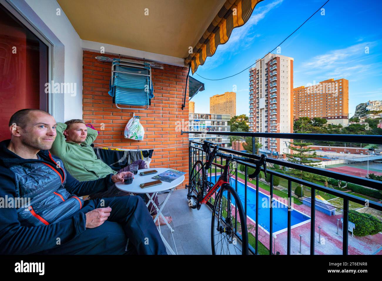 Détente sur un balcon dans la ville de Benidorm sur la Costa Blanca, Alicante, Espagne Banque D'Images