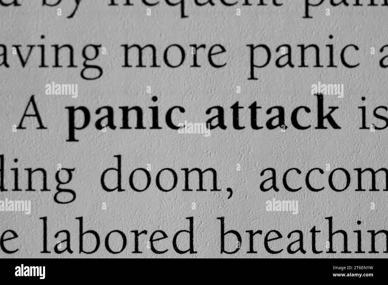 Un gros plan d'un terme désignant un effet secondaire psychologique du trouble anxieux 'crise de panique' sur le livre blanc Banque D'Images