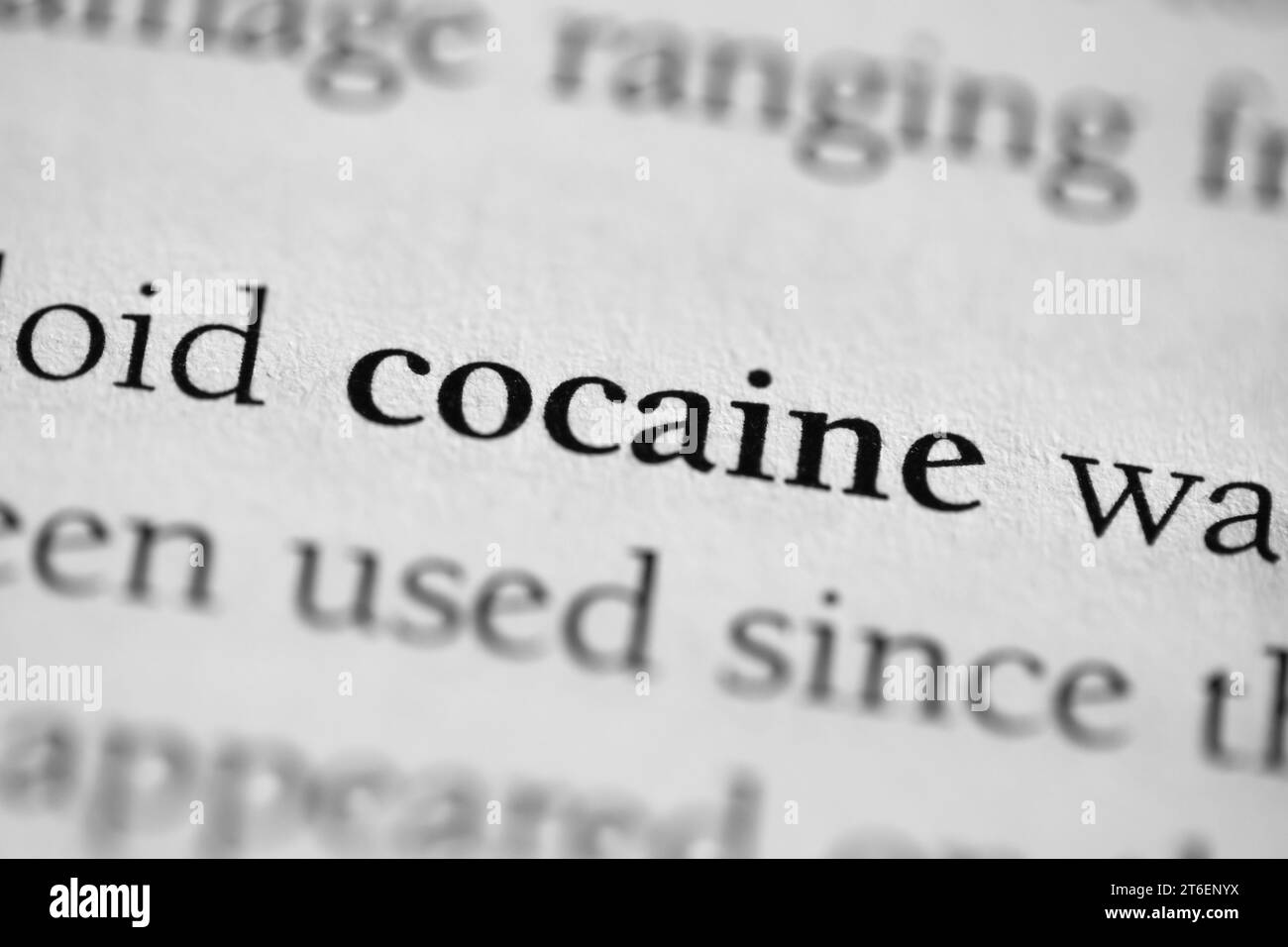 Gros plan du terme pharmacologique médical ou addictif "cocaïne" en noir sur papier blanc Banque D'Images