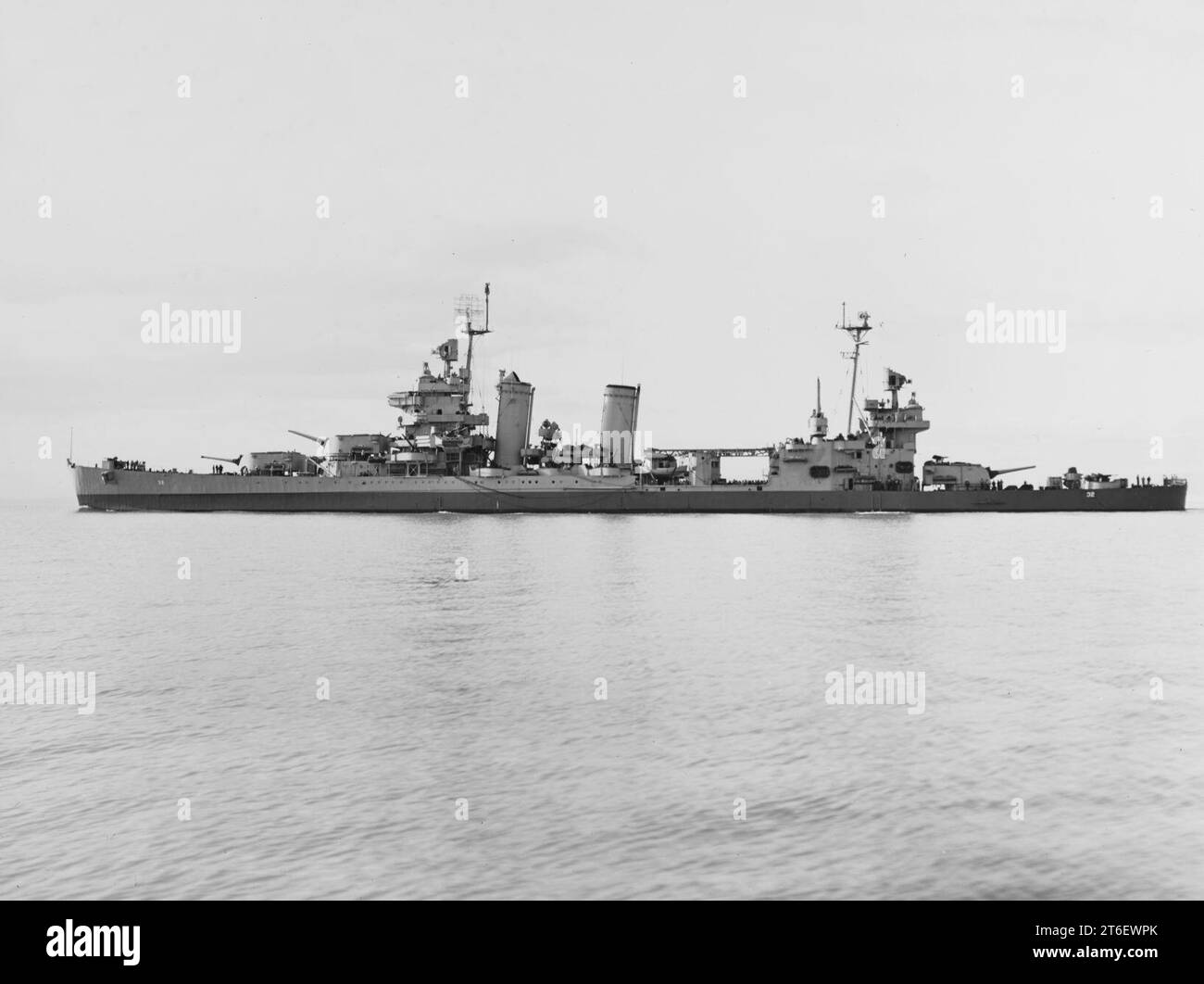 USS New Orleans (CA-32) au large du chantier naval de Mare Island, Californie (États-Unis), le 8 mars 1945 Banque D'Images