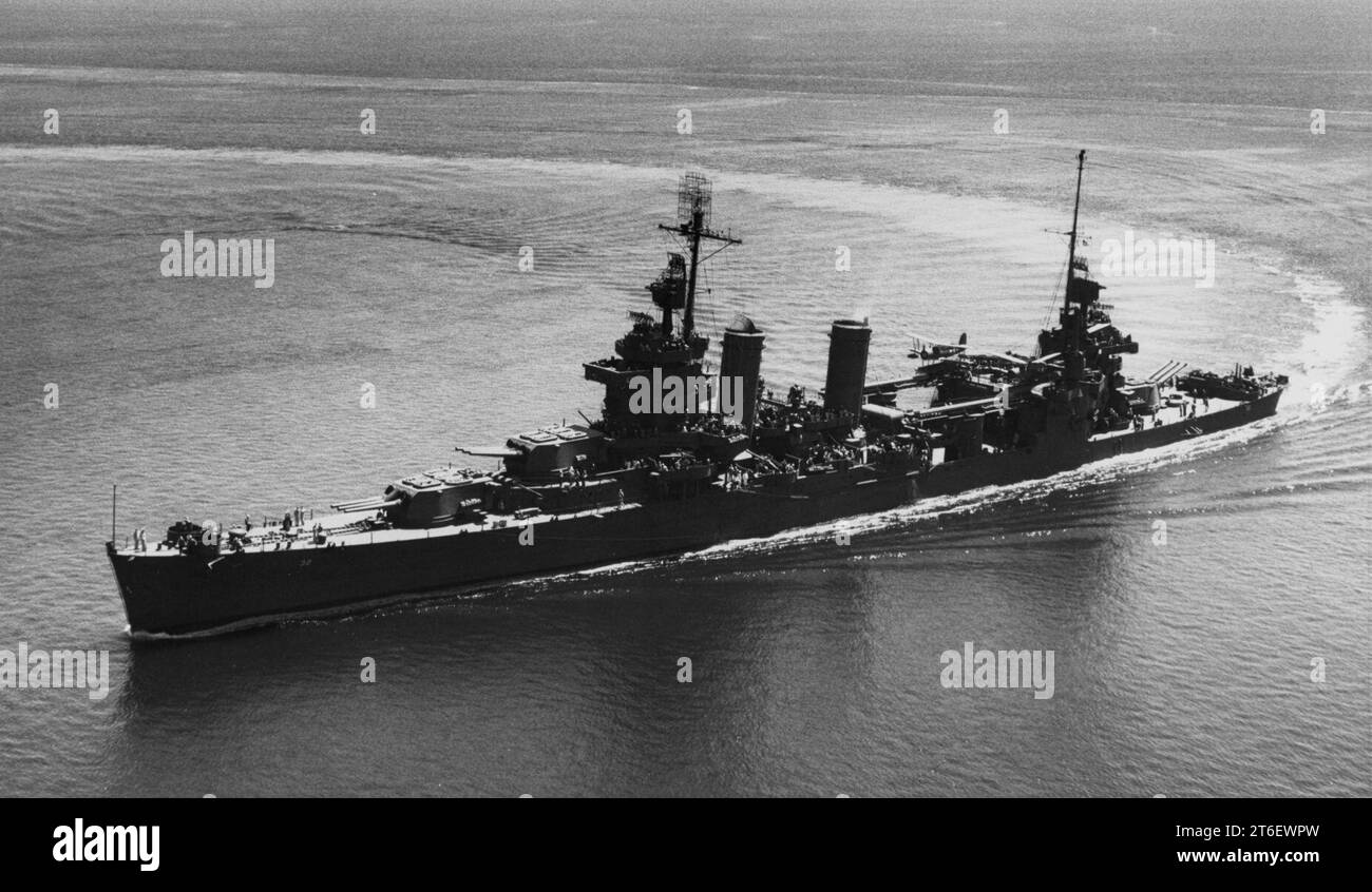 USS New Orleans (CA-32) en route dans Puget Sound le 30 juillet 1943 Banque D'Images