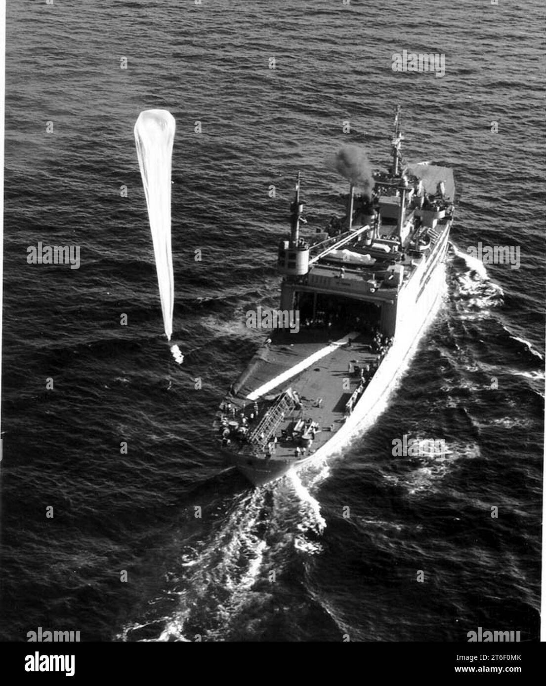 L'USS Norton Sound (AV-11) lance un ballon Skyhook le 31 mars 1949 Banque D'Images