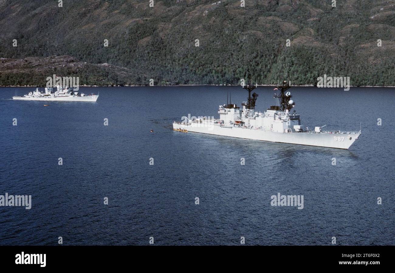 USS O'Bannon (DD-987) et USS Dahlgren) dans le détroit de Magellan 1991 Banque D'Images