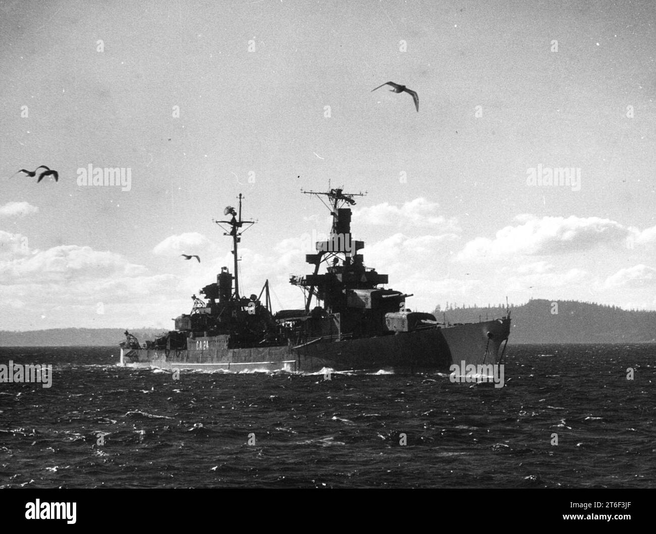 L'USS Pensacola (CA-24) est remorqué hors de Puget Sound le 9 novembre 1948 Banque D'Images