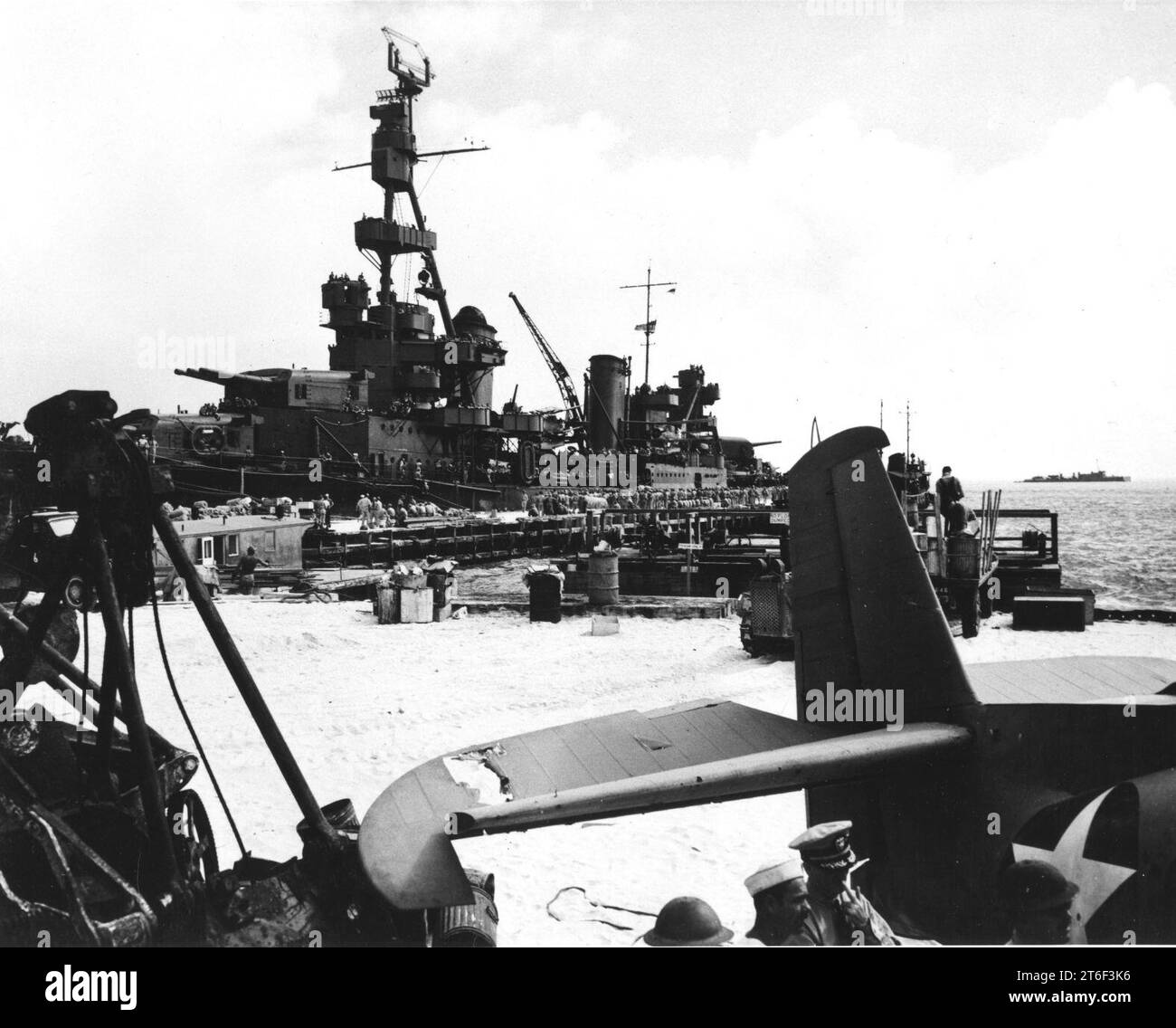 USS Pensacola (CA-24) à mi-chemin à la fin de juin 1942 Banque D'Images