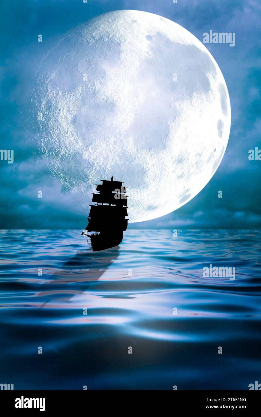 océan calme et un bateau pirate en silhouette contre une grande pleine lune Banque D'Images