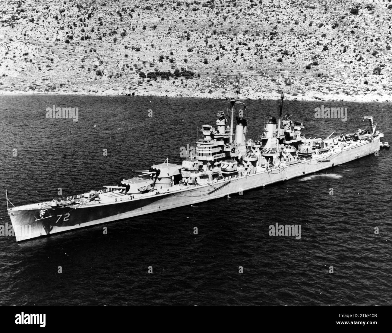 USS Pittsburgh (CA-72) ancré dans la baie de Souda le 8 mai 1952 Banque D'Images