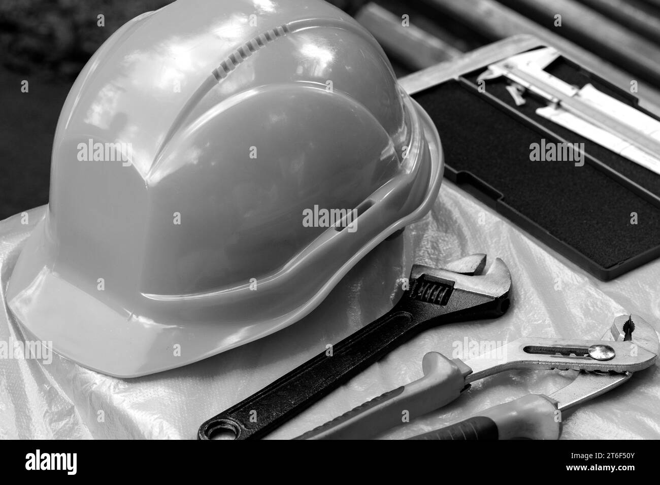 casques de constructeurs. Concept investisseurs de la construction, constructeurs. Sécurité au travail. Photo noir et blanc Banque D'Images