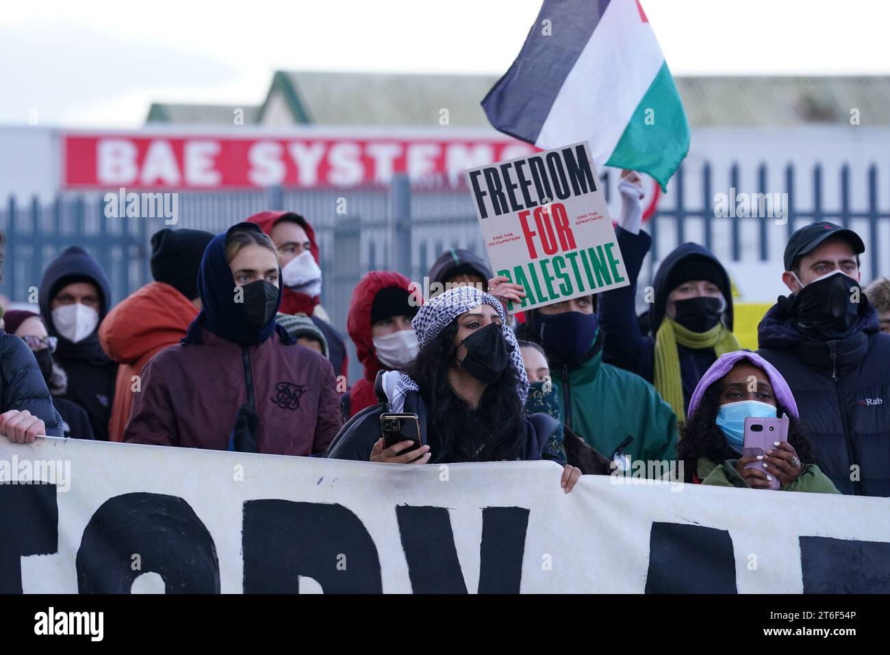Syndicalistes et manifestants forment un blocus devant le fabricant d ...