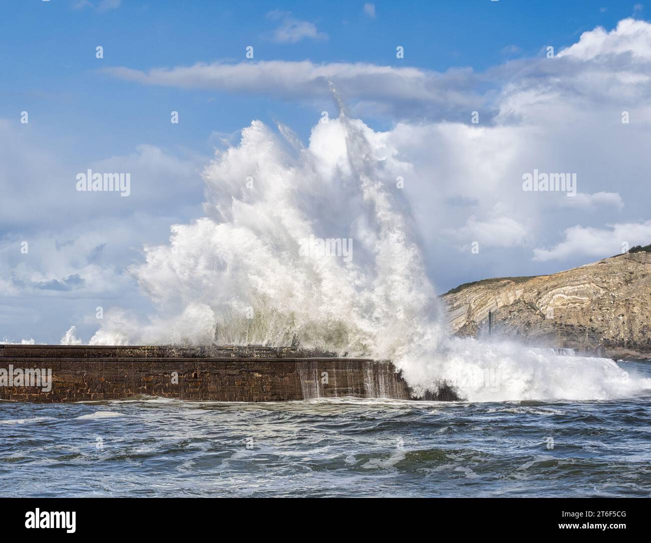 Grande vague à la jetée de Plentzia Banque D'Images