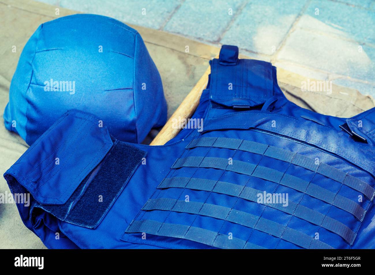 Casque de police, vêtements de protection, armure, gilet pare-balles. Pièce de tête en acier pour police. costume avec plaques en céramique et kevlar. Casques bleus. Peacekeepe Banque D'Images