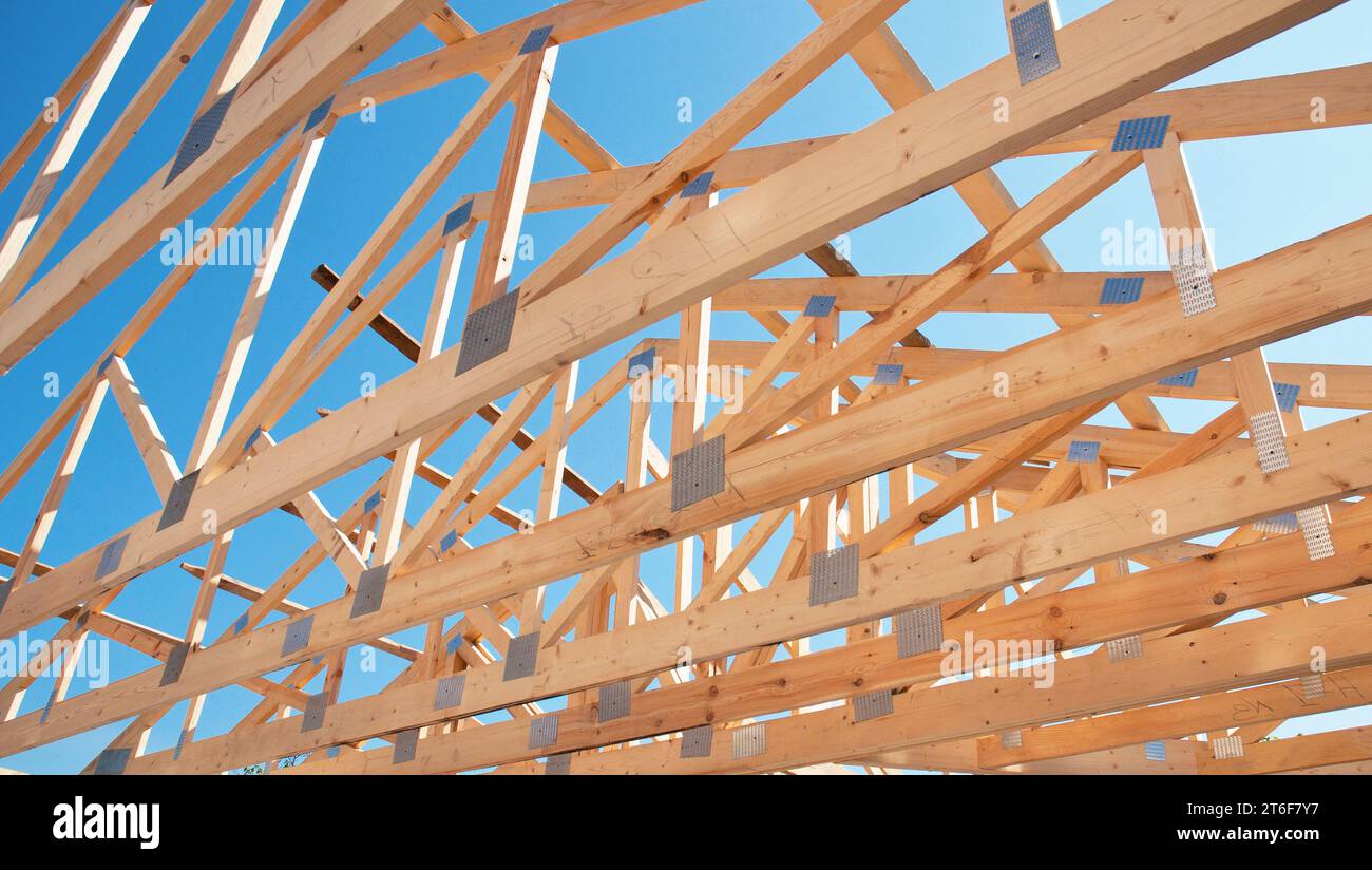 Charpente en bois, charpente structurelle en bois. Charpente en bois pendant la construction de toiture de maison. Banque D'Images