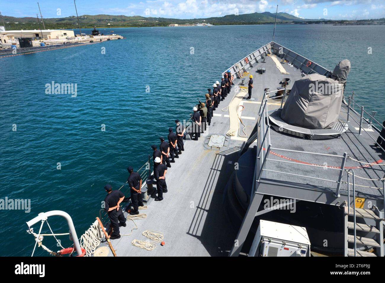 L'USS Rodney M. Davis arrive à Guam. Banque D'Images