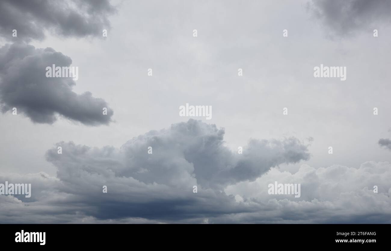 Photo panoramique de nuages sombres dramatiques avant la pluie. Beau paysage nuageux au-dessus de l'horizon, ciel Banque D'Images