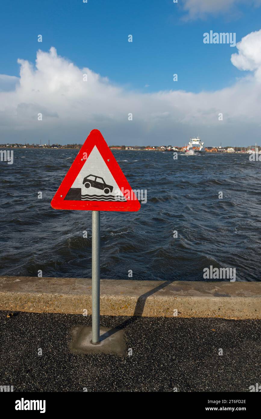 Panneau avertissant du danger d'entrer dans l'eau, panneau de circulation au port de ferry, Egense, Hals, mou, Aalborg, Nordjylland, Jutland du Nord Banque D'Images