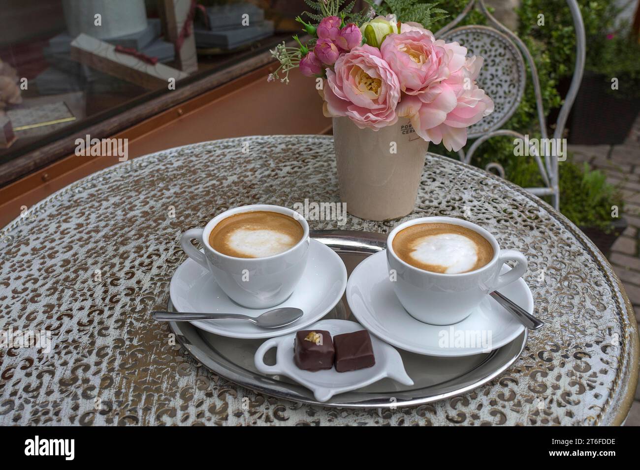 Deux cappuccinos avec des fleurs sur une table de bistro, Bavière, Allemagne Banque D'Images