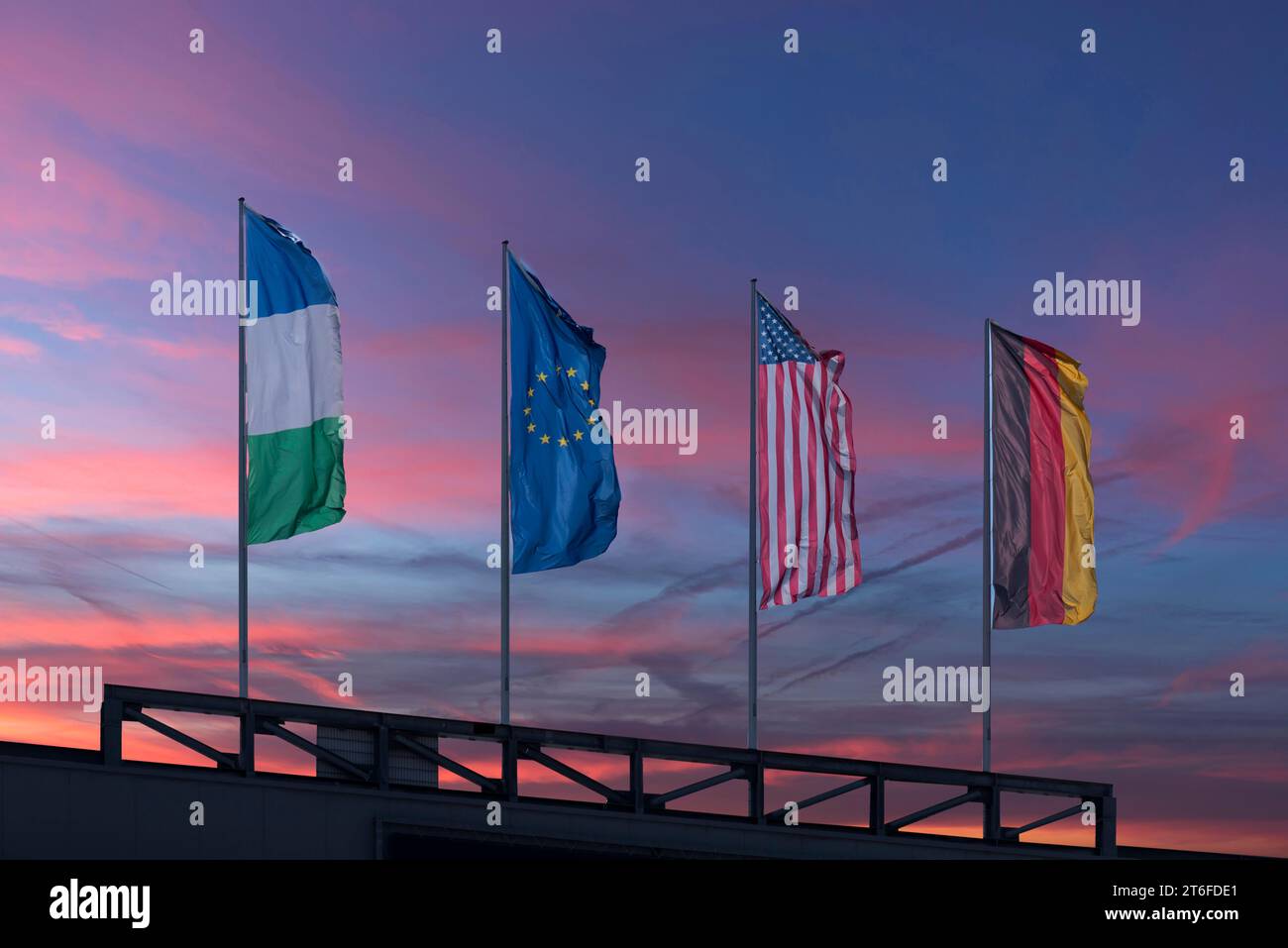Brandissant des drapeaux dans le ciel du soir, Rhénanie-Palatinat, Allemagne Banque D'Images