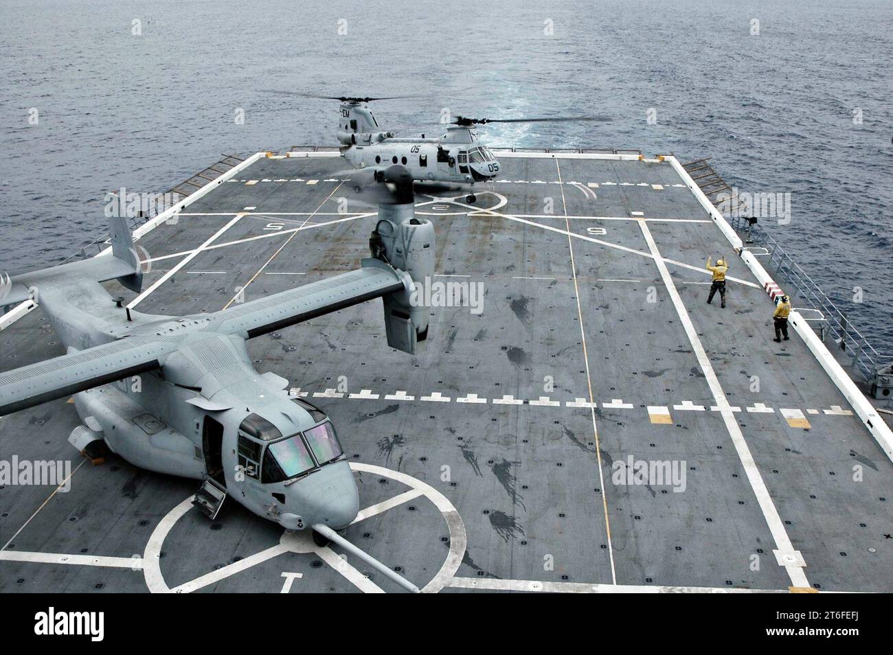 USS San Antonio CH-46 MV-22 Banque D'Images