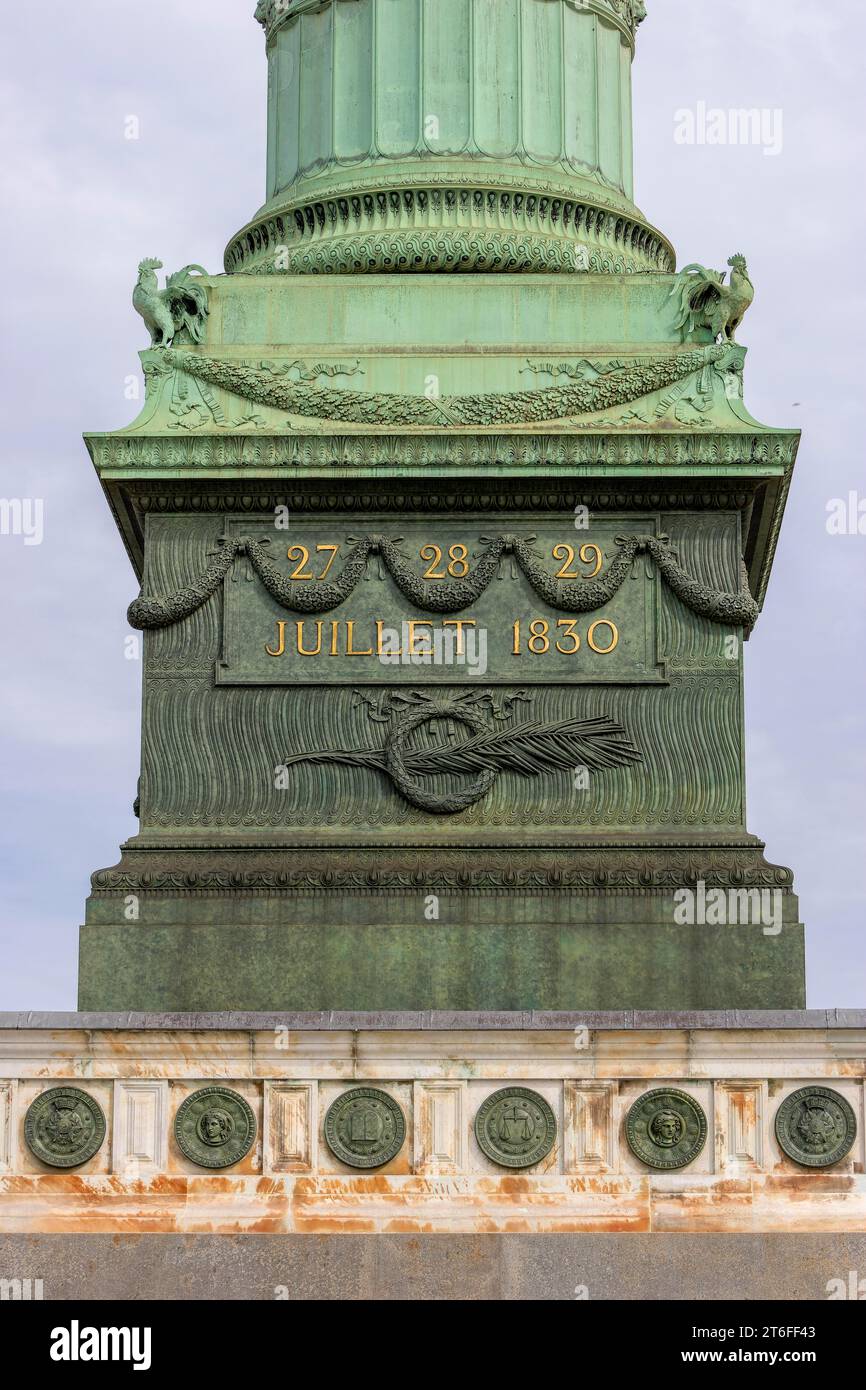 Détail de la base de la colonne de juillet sur la place de la Bastille avec relief et texte 27, 28, 29, juillet 1830, Paris, Ile-de-France, France Banque D'Images