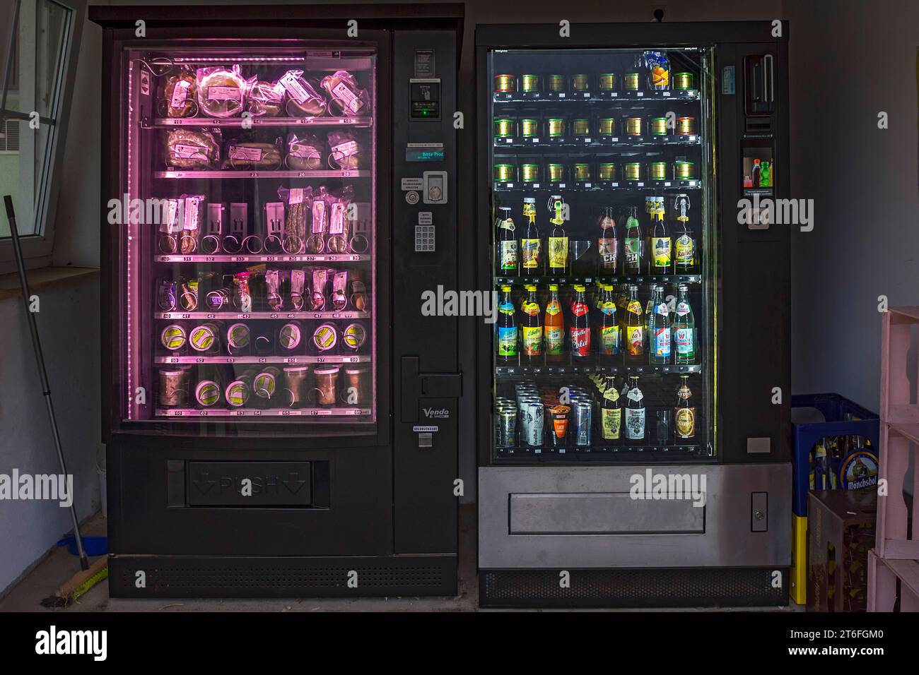 Distributeurs de nourriture approvisionnés en produits de saucisse et boissons, Bavière, Allemagne Banque D'Images