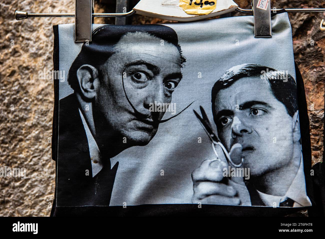 Chemise avec Dali et MR been représentation, Vieille ville de Budva, Monténégro, Budva, Monténégro Banque D'Images