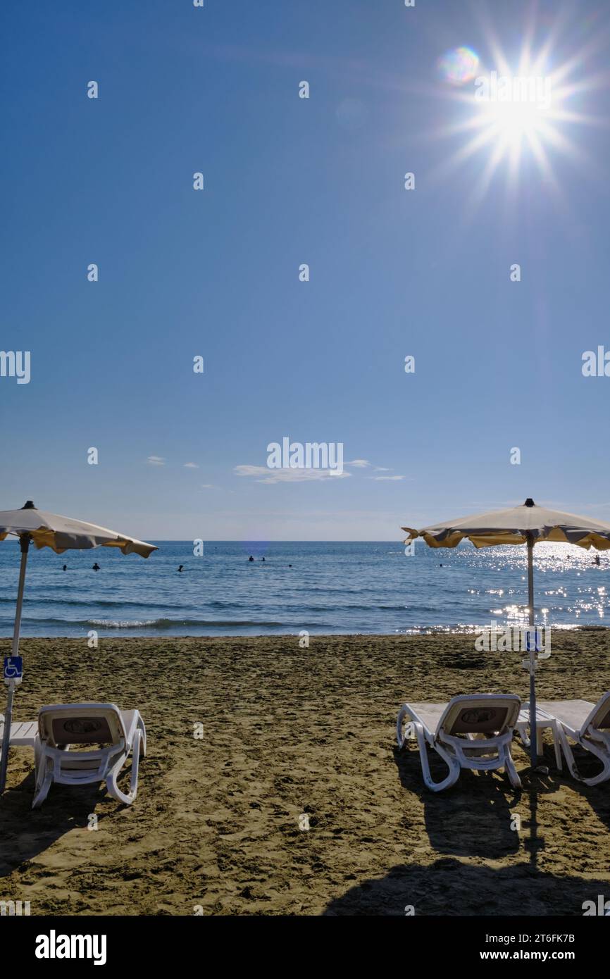 Soleil flamboyant sur la plage à Larnaca, Chypre Banque D'Images