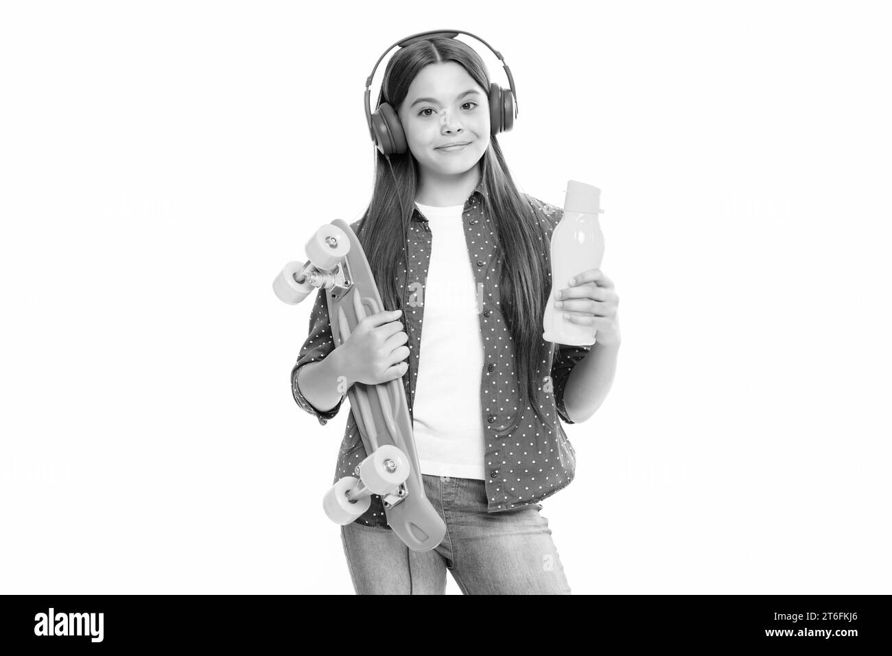 Belle et mode jeune fille de l'adolescence posant avec le skateboard et le casque. Mode de vie de rue adolescent Banque D'Images