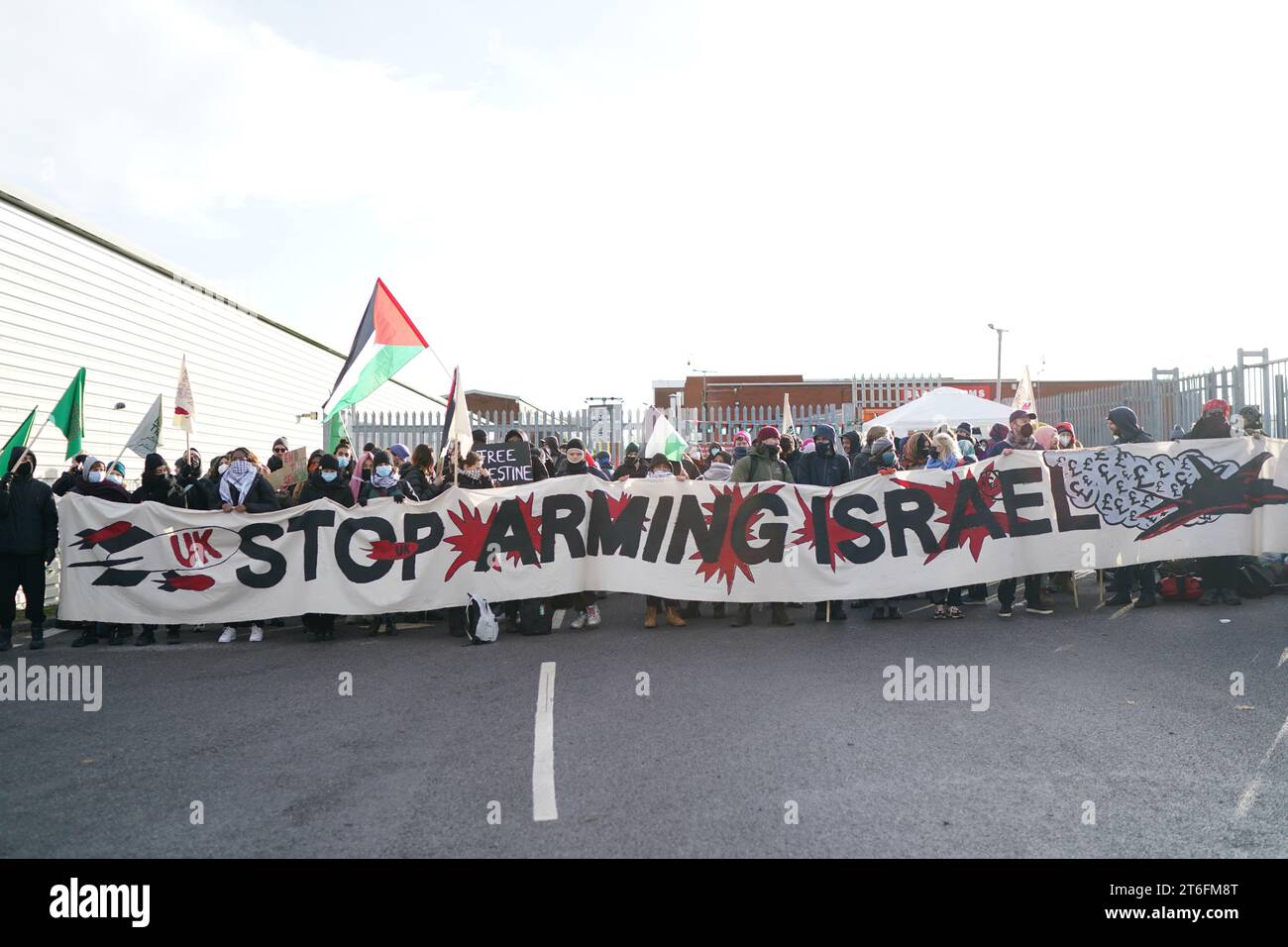Syndicalistes et manifestants forment un blocus devant le fabricant d ...
