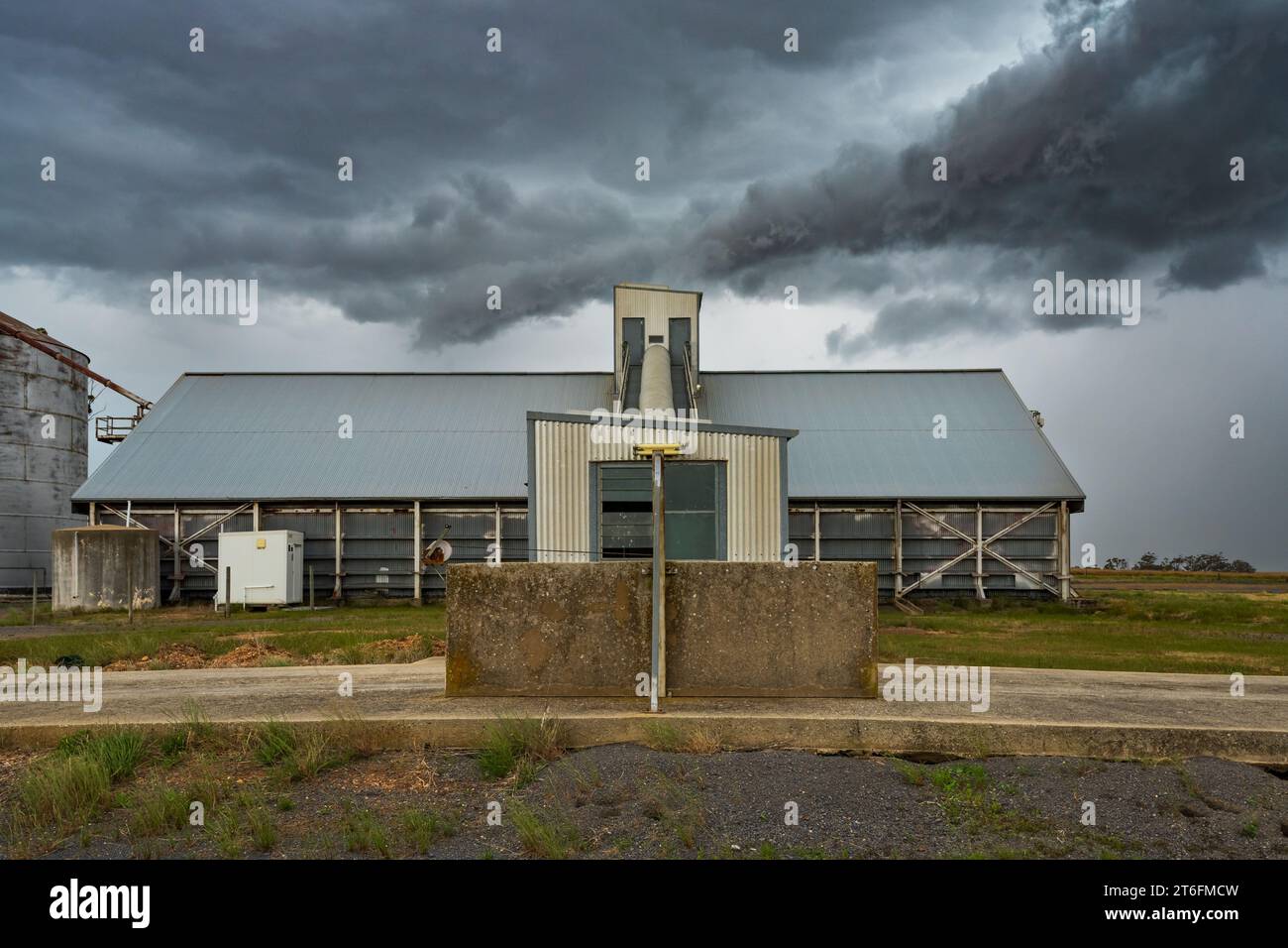 Sombres nuages de tempête dramatiques, au-dessus, un hangar rural de stockage de céréales à Moolort dans le Victoria central, en Australie Banque D'Images