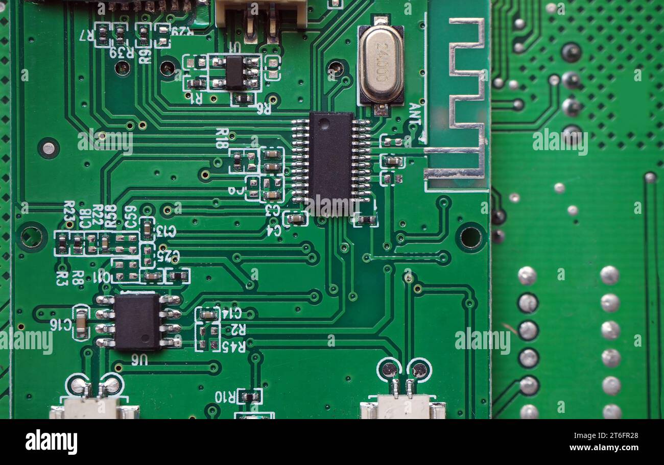 Antenne PCB et circuit intégré monté en surface sur carte. Banque D'Images