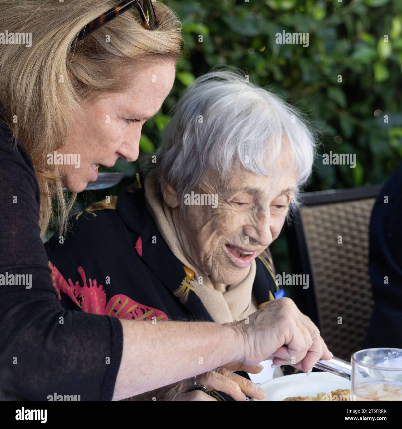 Santa Barbara, Californie, États-Unis. 9 novembre 2023. Cyndi Silverman, directrice exécutive de la Fédération juive du Grand Santa Barbara, servant des bonbons à Helga Carden, survivante nazie de l'Holocauste:.le 9 novembre 2023 marque le 85e anniversaire de Kristallnacht, (en allemand pour "nuit du verre brisé") lorsque les nazis ont déclenché une vague orchestrée de violence contre les Juifs en Allemagne et en Autriche pour les forcer à quitter le pays. Plus d’une centaine de Juifs ont été assassinés et des milliers d’institutions juives, de synagogues, de magasins et de maisons ont été saccagées et détruites le 10 novembre 1938. La Fédération juive Banque D'Images