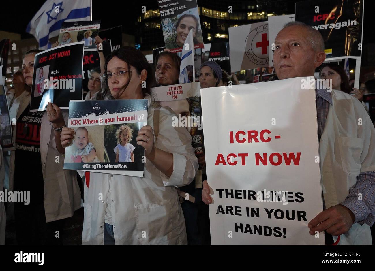 Des médecins, des médecins et des équipes médicales d'urgence, ainsi que des familles d'otages israéliens arrachés par le groupe militant palestinien Hamas à Gaza et des partisans, manifestent devant les bureaux de la Croix-Rouge (CICR), exhortant le CICR à demander l'accès aux otages et à leur rendre visite un mois après les attaques du Hamas du 7 octobre qui ont fait 1 400 morts et plus de 240 prisonniers le 9 novembre 2023 à tel Aviv, en Israël Banque D'Images Des médecins, des médecins et des équipes médicales d'urgence, ainsi que des familles d'otages israéliens arrachés par le groupe militant palestinien Hamas à Gaza et des partisans, manifestent devant les bureaux de la Croix-Rouge (CICR), exhortant le CICR à demander l'accès aux otages et à leur rendre visite un mois après les attaques du Hamas du 7 octobre qui ont fait 1 400 morts et plus de 240 prisonniers le 9 novembre 2023 à tel Aviv, en Israël Banque D'Images