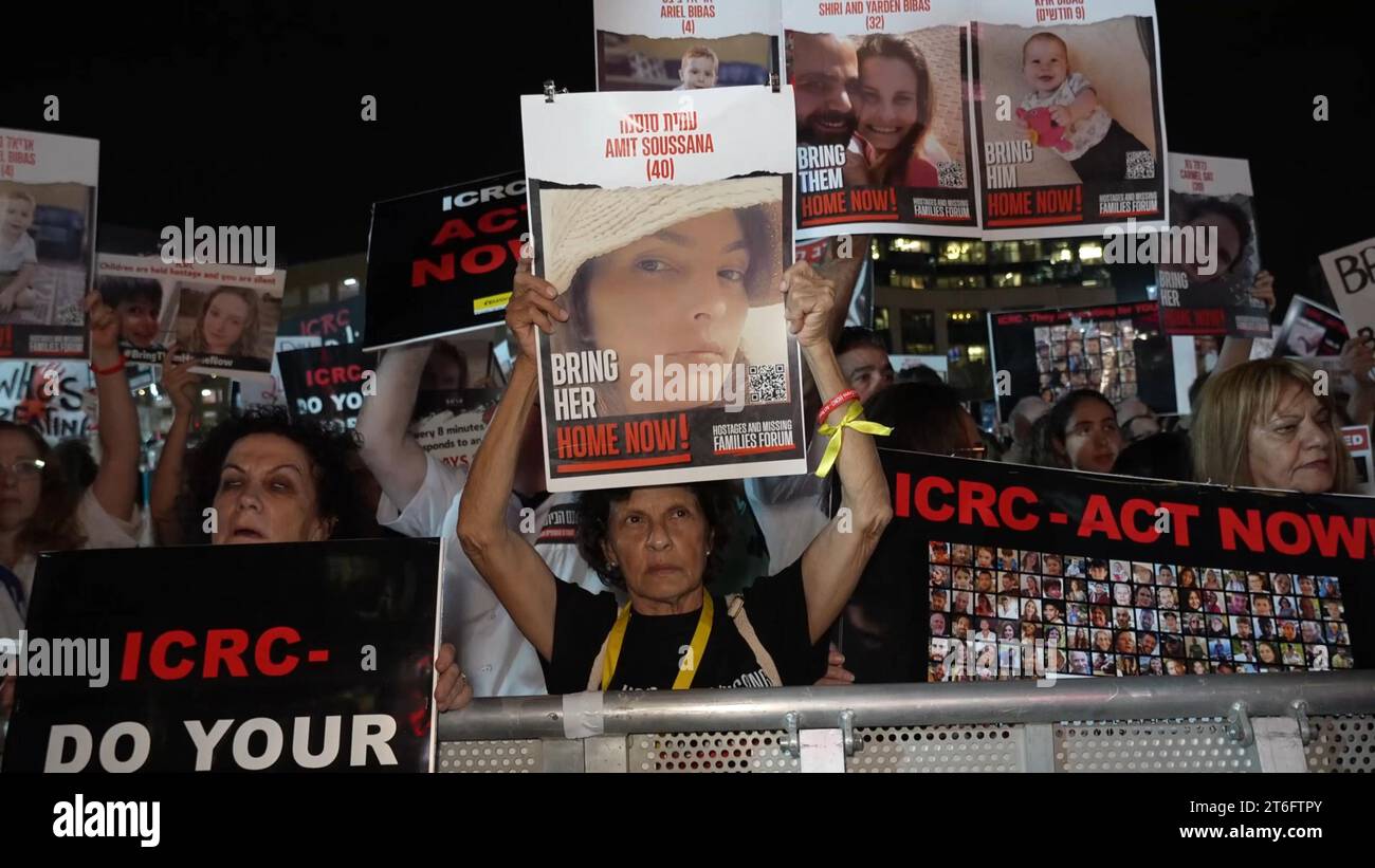 Des médecins, des médecins et des équipes médicales d'urgence, ainsi que des familles d'otages israéliens arrachés par le groupe militant palestinien Hamas à Gaza et des partisans, manifestent devant les bureaux de la Croix-Rouge (CICR), exhortant le CICR à demander l'accès aux otages et à leur rendre visite un mois après les attaques du Hamas du 7 octobre qui ont fait 1 400 morts et plus de 240 prisonniers le 9 novembre 2023 à tel Aviv, en Israël Banque D'Images Des médecins, des médecins et des équipes médicales d'urgence, ainsi que des familles d'otages israéliens arrachés par le groupe militant palestinien Hamas à Gaza et des partisans, manifestent devant les bureaux de la Croix-Rouge (CICR), exhortant le CICR à demander l'accès aux otages et à leur rendre visite un mois après les attaques du Hamas du 7 octobre qui ont fait 1 400 morts et plus de 240 prisonniers le 9 novembre 2023 à tel Aviv, en Israël Banque D'Images