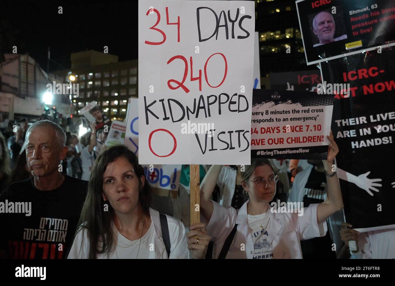 Des médecins, des médecins et des équipes médicales d'urgence, ainsi que des familles d'otages israéliens arrachés par le groupe militant palestinien Hamas à Gaza et des partisans, manifestent devant les bureaux de la Croix-Rouge (CICR), exhortant le CICR à demander l'accès aux otages et à leur rendre visite un mois après les attaques du Hamas du 7 octobre qui ont fait 1 400 morts et plus de 240 prisonniers le 9 novembre 2023 à tel Aviv, en Israël Banque D'Images Des médecins, des médecins et des équipes médicales d'urgence, ainsi que des familles d'otages israéliens arrachés par le groupe militant palestinien Hamas à Gaza et des partisans, manifestent devant les bureaux de la Croix-Rouge (CICR), exhortant le CICR à demander l'accès aux otages et à leur rendre visite un mois après les attaques du Hamas du 7 octobre qui ont fait 1 400 morts et plus de 240 prisonniers le 9 novembre 2023 à tel Aviv, en Israël Banque D'Images