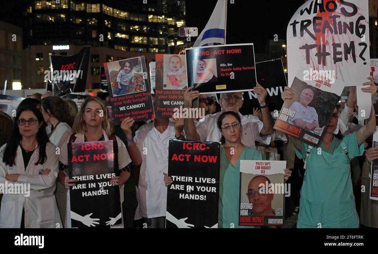 Des médecins, des médecins et des équipes médicales d'urgence, ainsi que des familles d'otages israéliens arrachés par le groupe militant palestinien Hamas à Gaza et des partisans, manifestent devant les bureaux de la Croix-Rouge (CICR), exhortant le CICR à demander l'accès aux otages et à leur rendre visite un mois après les attaques du Hamas du 7 octobre qui ont fait 1 400 morts et plus de 240 prisonniers le 9 novembre 2023 à tel Aviv, en Israël Banque D'Images Des médecins, des médecins et des équipes médicales d'urgence, ainsi que des familles d'otages israéliens arrachés par le groupe militant palestinien Hamas à Gaza et des partisans, manifestent devant les bureaux de la Croix-Rouge (CICR), exhortant le CICR à demander l'accès aux otages et à leur rendre visite un mois après les attaques du Hamas du 7 octobre qui ont fait 1 400 morts et plus de 240 prisonniers le 9 novembre 2023 à tel Aviv, en Israël Banque D'Images