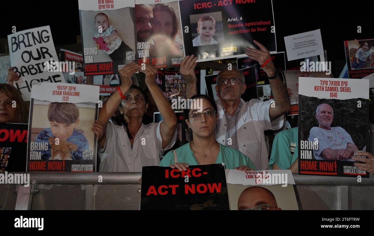 Des médecins, des médecins et des équipes médicales d'urgence, ainsi que des familles d'otages israéliens arrachés par le groupe militant palestinien Hamas à Gaza et des partisans, manifestent devant les bureaux de la Croix-Rouge (CICR), exhortant le CICR à demander l'accès aux otages et à leur rendre visite un mois après les attaques du Hamas du 7 octobre qui ont fait 1 400 morts et plus de 240 prisonniers le 9 novembre 2023 à tel Aviv, en Israël Banque D'Images Des médecins, des médecins et des équipes médicales d'urgence, ainsi que des familles d'otages israéliens arrachés par le groupe militant palestinien Hamas à Gaza et des partisans, manifestent devant les bureaux de la Croix-Rouge (CICR), exhortant le CICR à demander l'accès aux otages et à leur rendre visite un mois après les attaques du Hamas du 7 octobre qui ont fait 1 400 morts et plus de 240 prisonniers le 9 novembre 2023 à tel Aviv, en Israël Banque D'Images