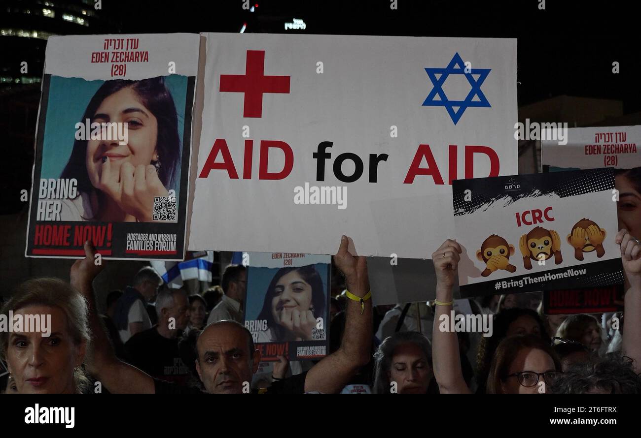 Des médecins, des médecins et des équipes médicales d'urgence, ainsi que des familles d'otages israéliens arrachés par le groupe militant palestinien Hamas à Gaza et des partisans, manifestent devant les bureaux de la Croix-Rouge (CICR), exhortant le CICR à demander l'accès aux otages et à leur rendre visite un mois après les attaques du Hamas du 7 octobre qui ont fait 1 400 morts et plus de 240 prisonniers le 9 novembre 2023 à tel Aviv, en Israël Banque D'Images Des médecins, des médecins et des équipes médicales d'urgence, ainsi que des familles d'otages israéliens arrachés par le groupe militant palestinien Hamas à Gaza et des partisans, manifestent devant les bureaux de la Croix-Rouge (CICR), exhortant le CICR à demander l'accès aux otages et à leur rendre visite un mois après les attaques du Hamas du 7 octobre qui ont fait 1 400 morts et plus de 240 prisonniers le 9 novembre 2023 à tel Aviv, en Israël Banque D'Images