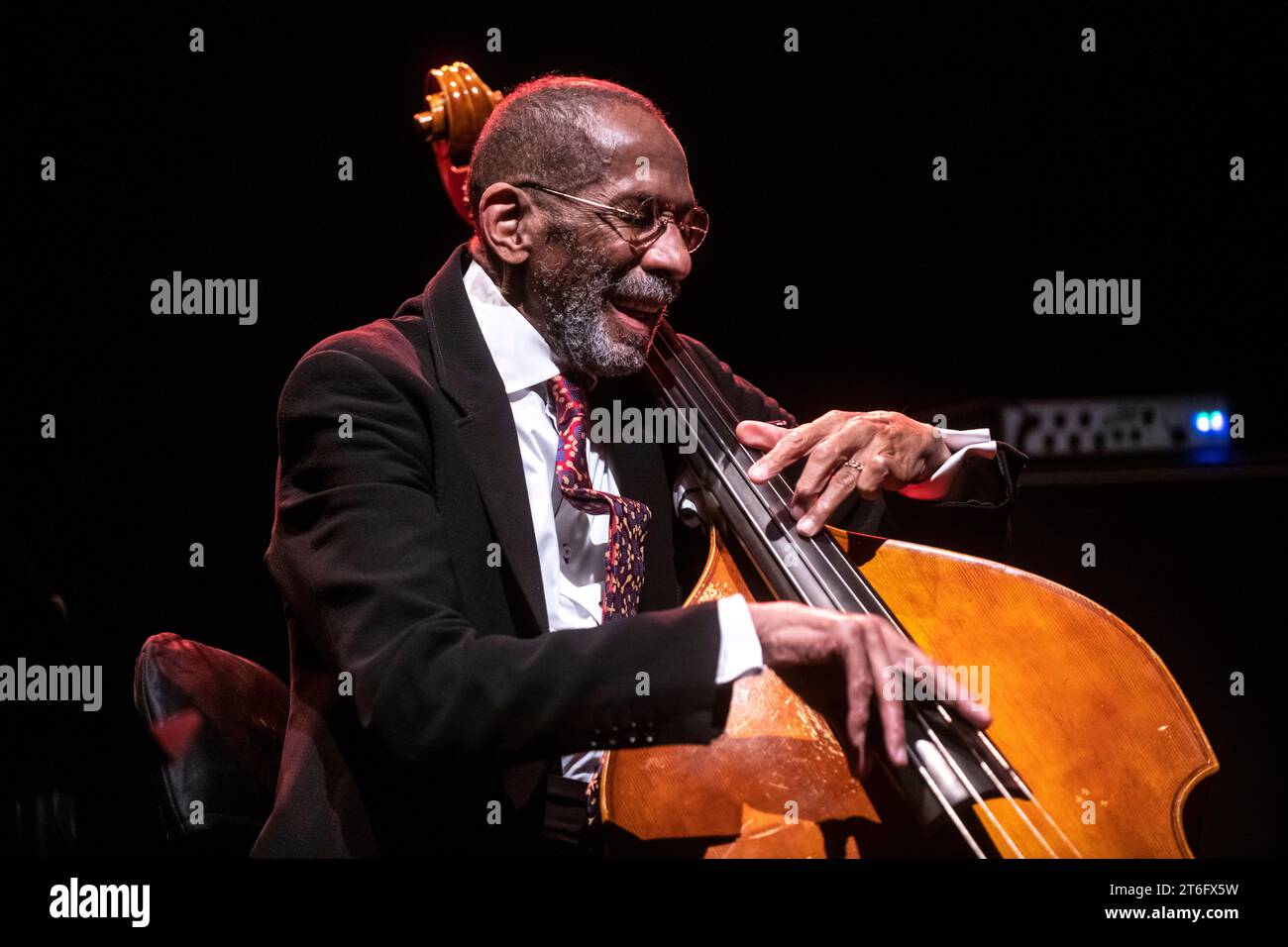 Ron carter se produisant au Paral·lel 62, Voll-Damm Jazz Festival BCN, Barcelone 9 novembre 2023. Photographe : ALE Espaliat Banque D'Images