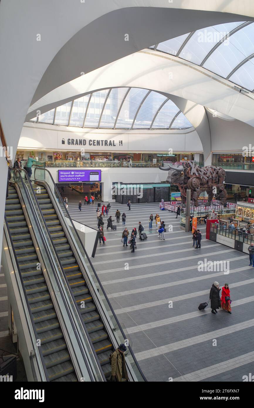 Birmingham, Royaume-Uni - 5 novembre 2023 : Ozzy the Bull et l'intérieur de Birmingham New Street Station Banque D'Images