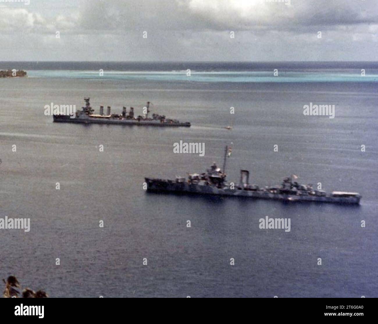 USS Trenton (CL-11) et USS Sampson (DD-394) à Bora Bora, en février 1942 Banque D'Images