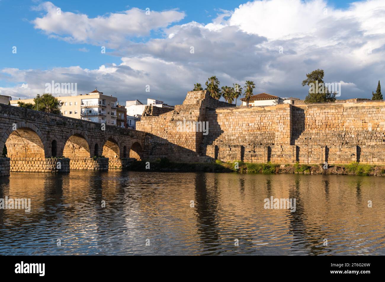 Vue vers Puente Romano (pont romain) sur la rivière Guadiana, le plus long pont du monde (en termes de distance) survivant des temps anciens et Alcaza Banque D'Images