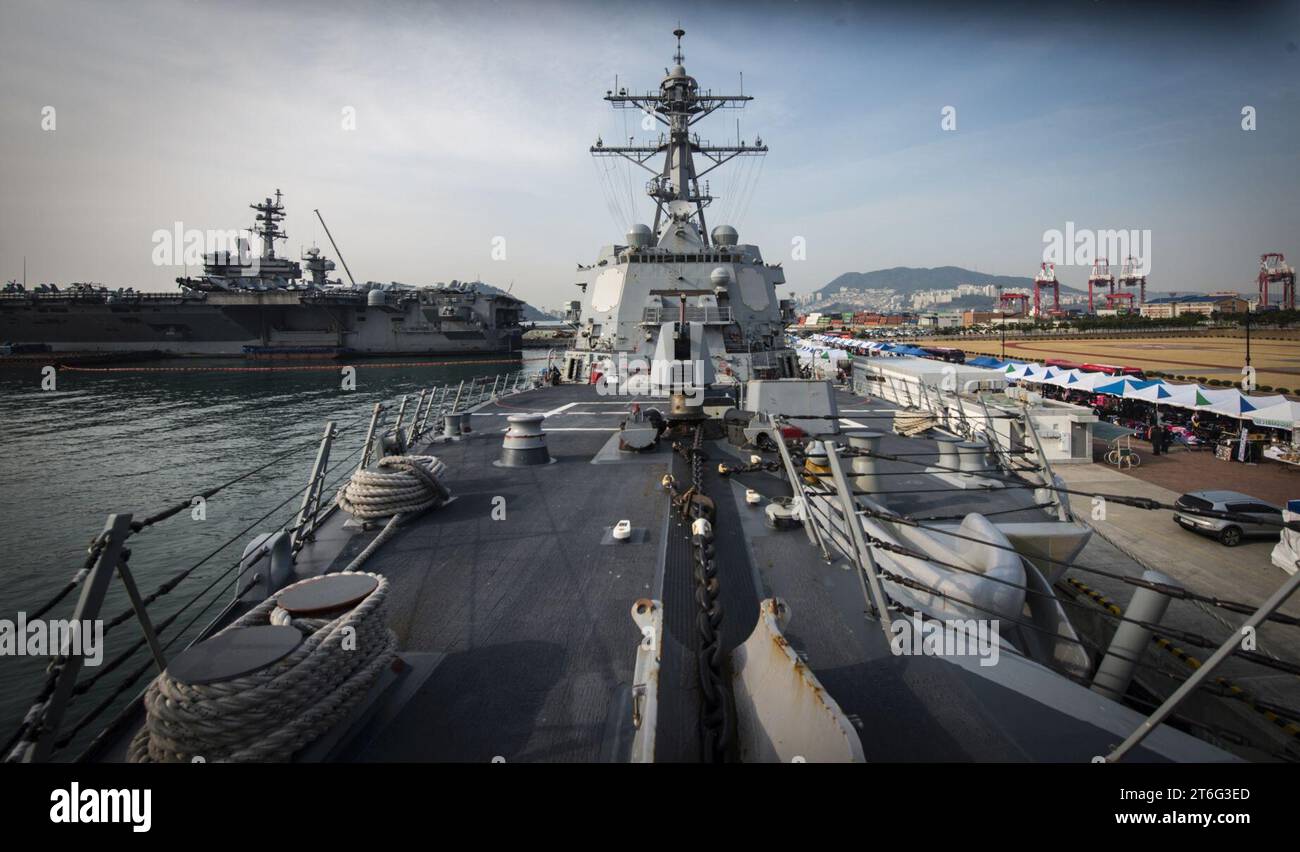 L'USS Wayne E. Meyer (DDG 108) est amarré près de l'USS Carl Vinson à Busan, en République de Corée. (33112071900) Banque D'Images