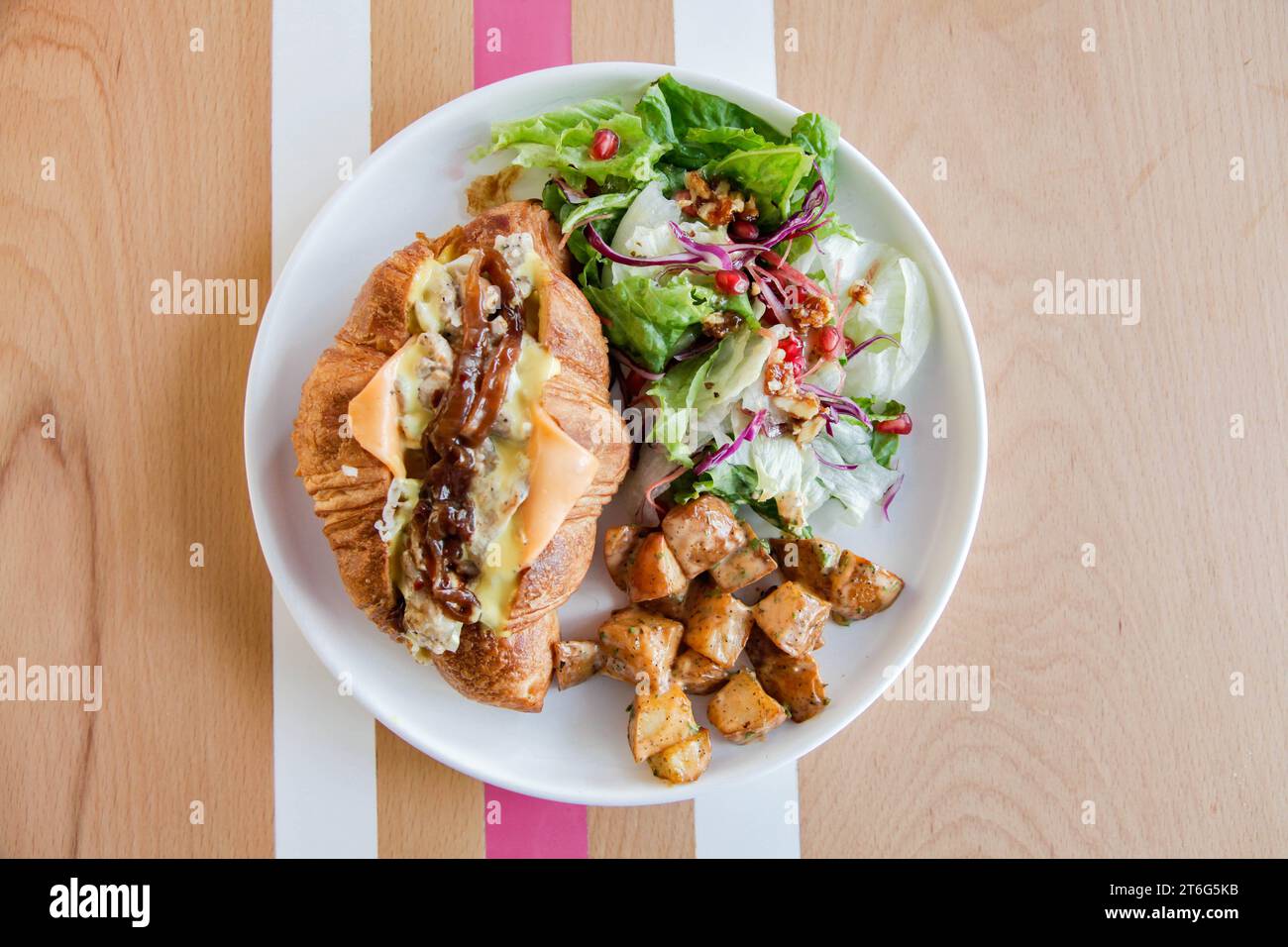Sandwich ouvert au poulet croissant avec légumes sur le côté. Banque D'Images
