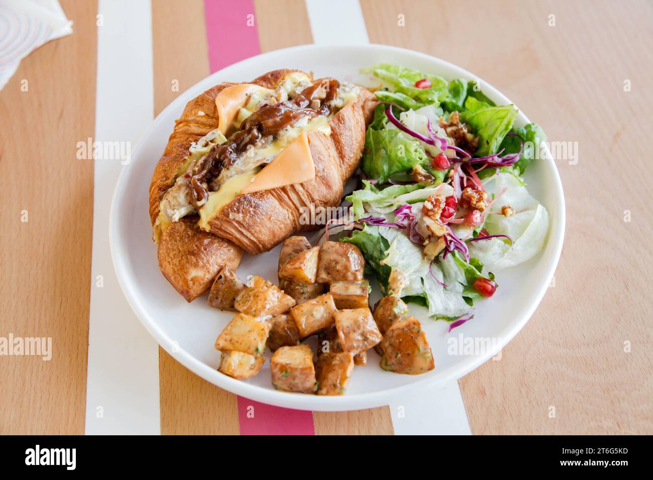 Sandwich ouvert au poulet croissant avec légumes sur le côté. Banque D'Images