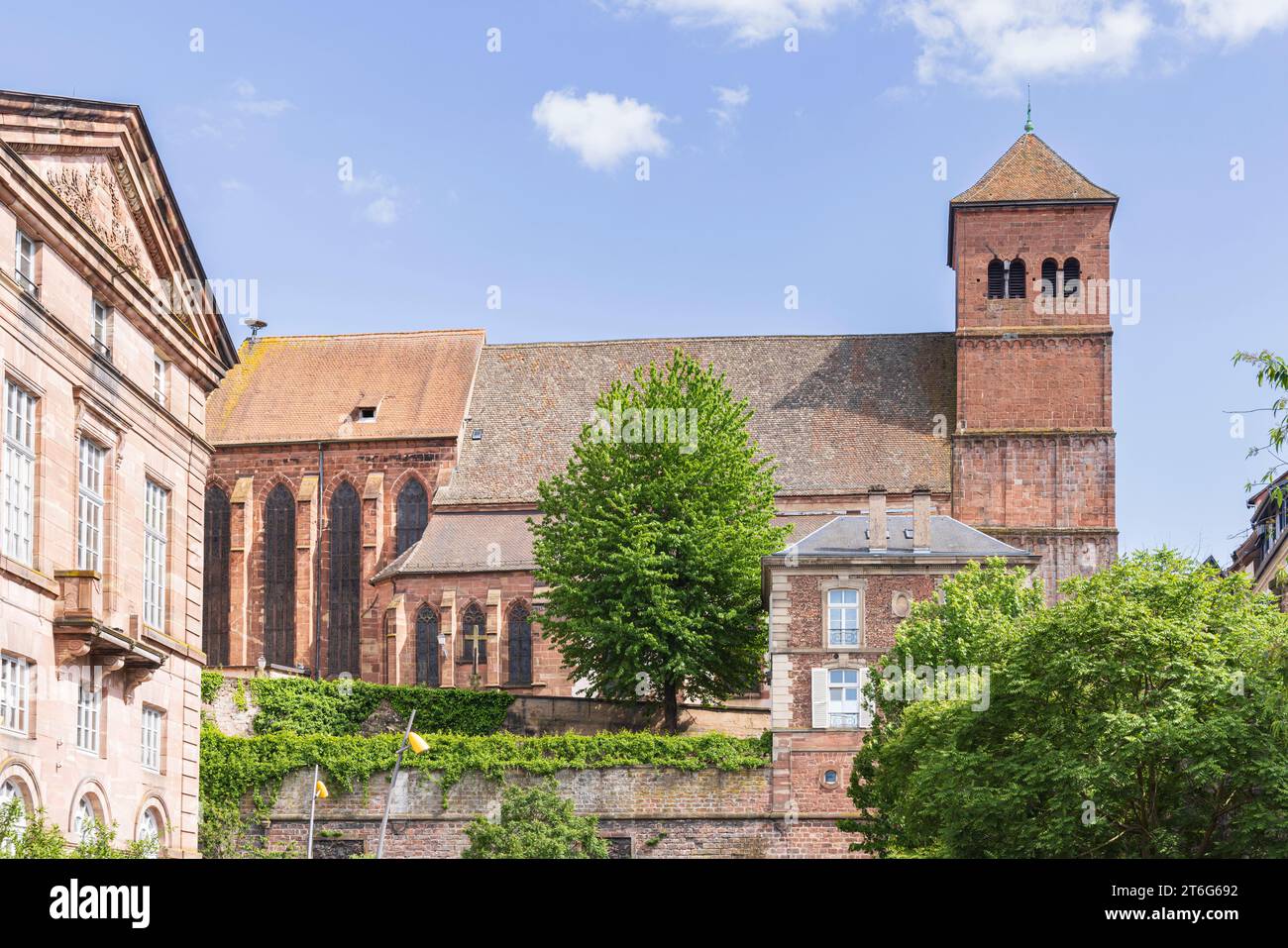 Paysage urbain avec ancienne église et château de Rohan Saverne dans le nord de l'Alsace France Banque D'Images